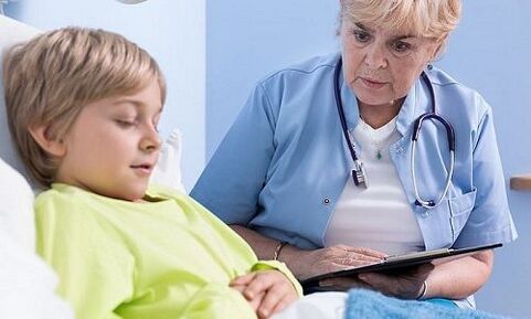 Lekarz i dziecko w szpitalu